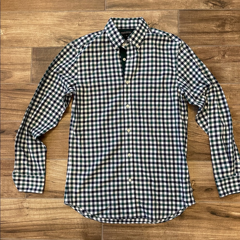 Banana Republic Medium Men’s dress shirt. Worn ONCE.